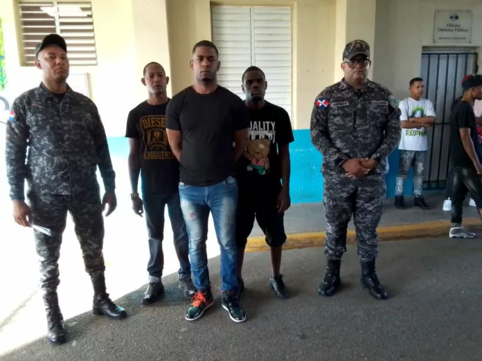 Autoridades persiguen presos se fugaron cuando eran trasladados a tribunal de San Pedro de Macorís  