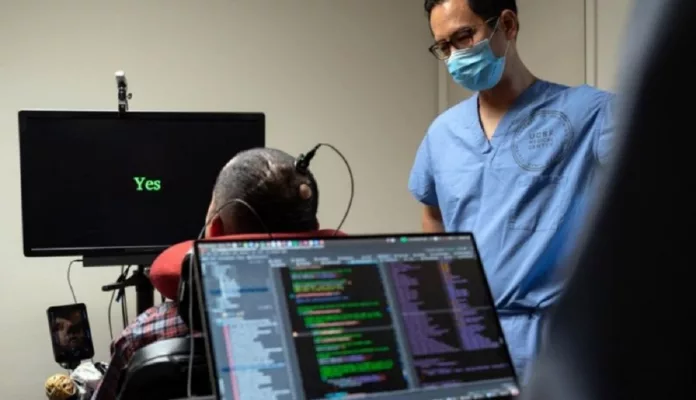 Gracias a la IA e implantes cerebrales, dos pacientes con parálisis volvieron a hablar
