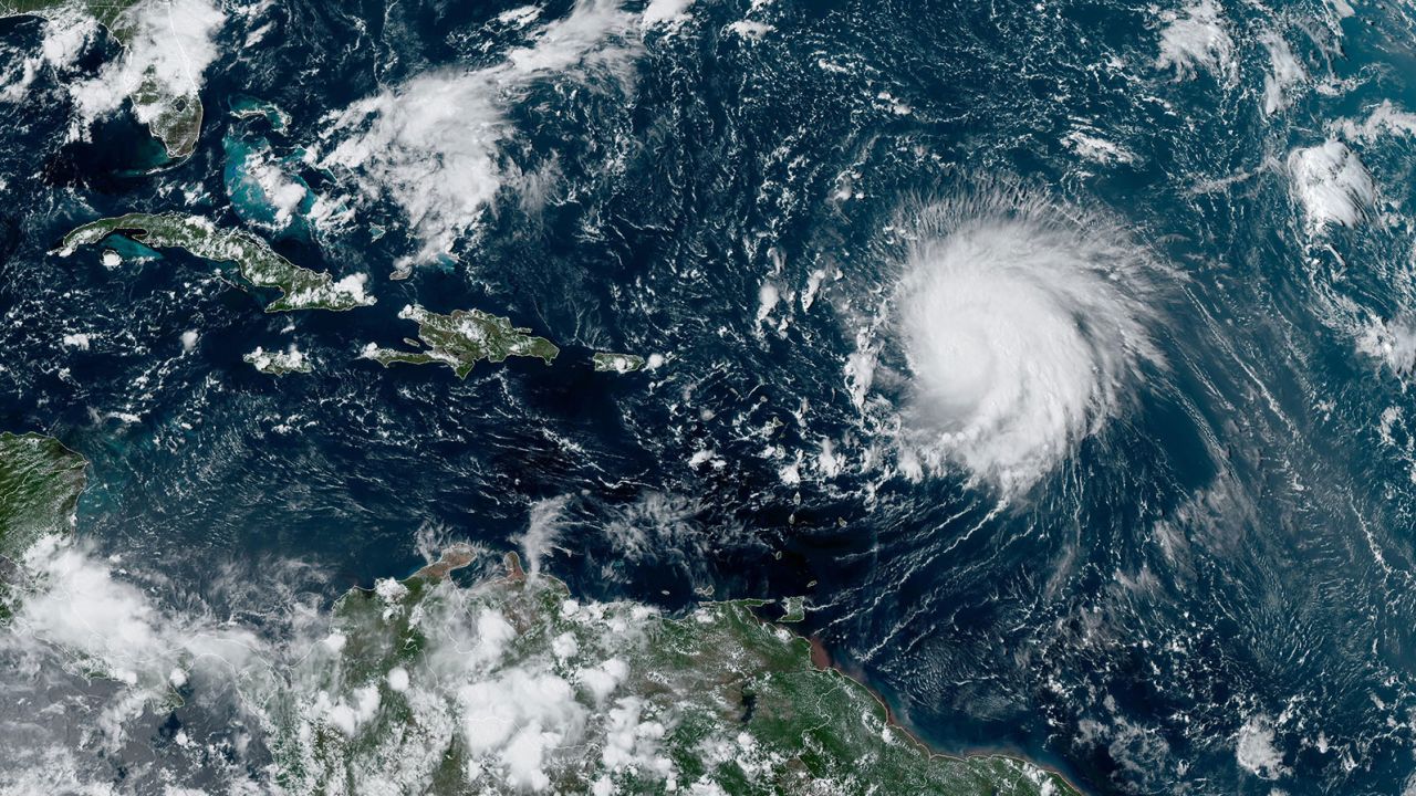 Esperan intenso oleaje e inundaciones en el Caribe por huracán Lee