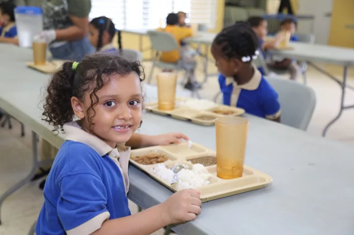 El Gobierno usa en el Almuerzo Escolar más de 700,000 libras de pollo por cierre de la frontera con Haití