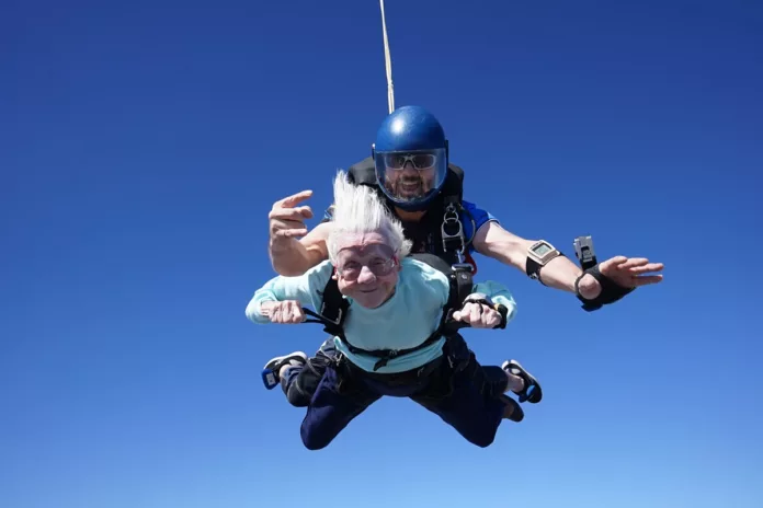 A sus 104 años se convirtió en la persona más longeva en saltar en paracaídas