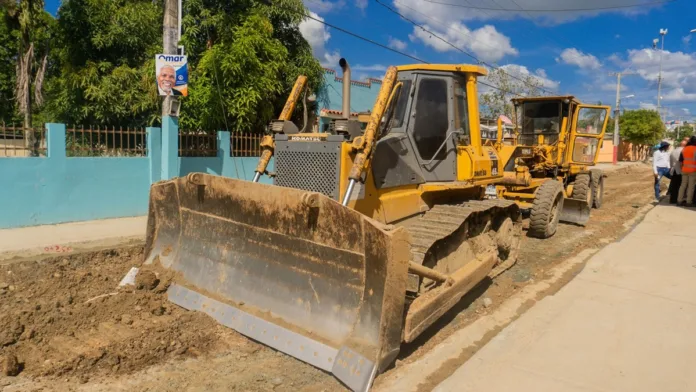 Ministro de Obras Públicas supervisa obras en Sabana Grande de Boyá