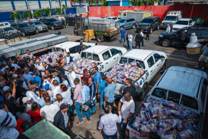 Presidencia de la República distribuye comida entre afectados por las lluvias