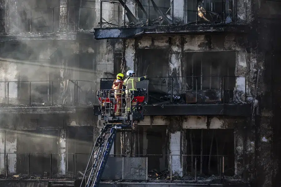 Cuatro muertos y 14 desaparecidos tras incendio en Valencia, España ...