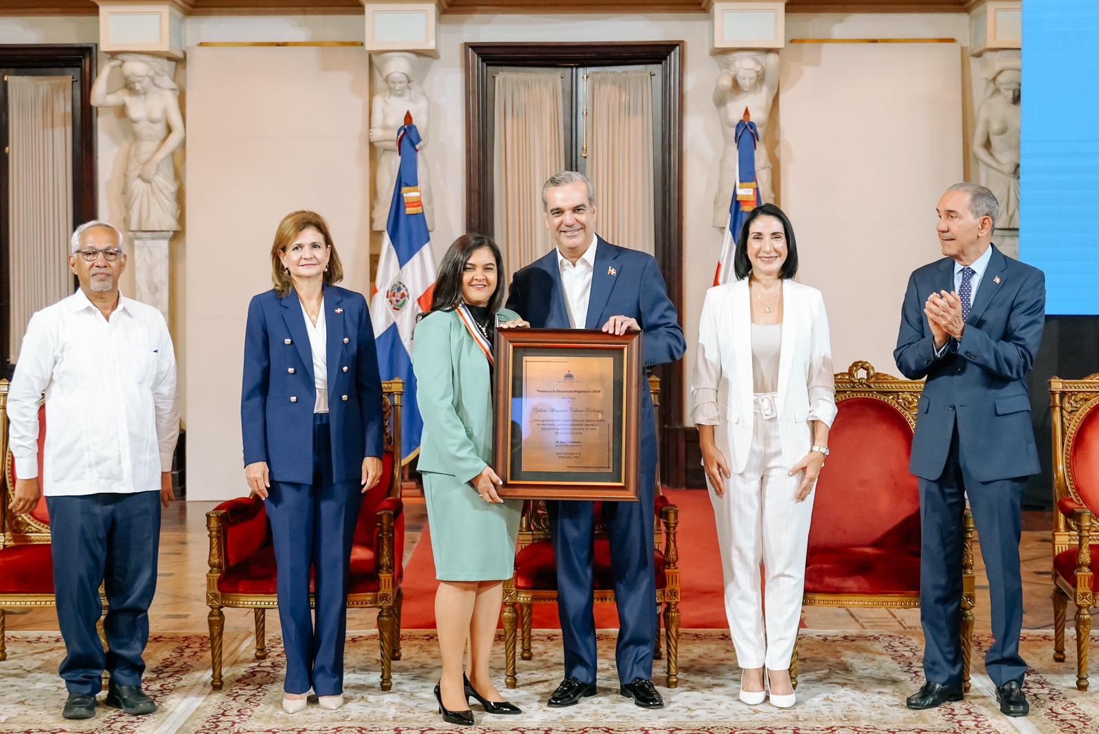 Gobierno dominicano entrega Premio a la Excelencia Magisterial 2024 ...